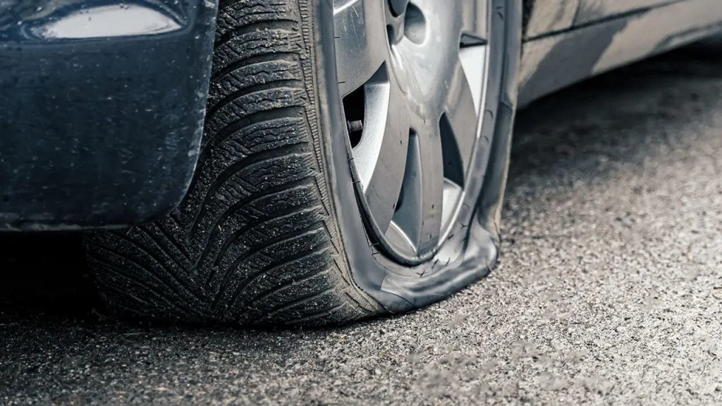 Flat tyre: can I drive and what should I do?