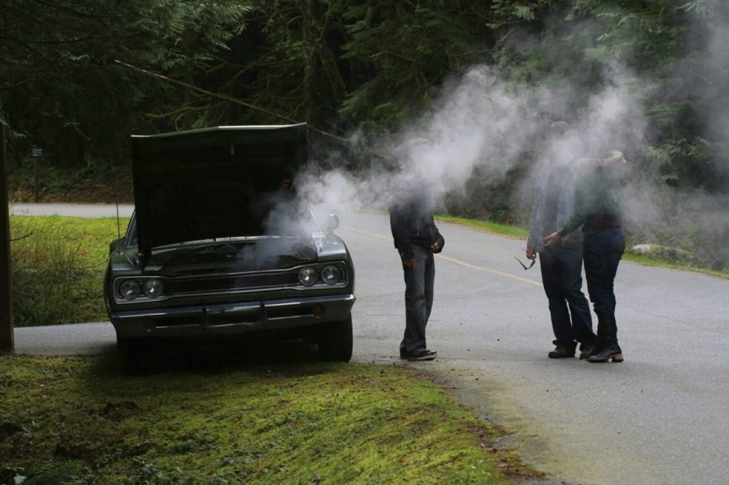 Car radiator leaks on the road: what to do?